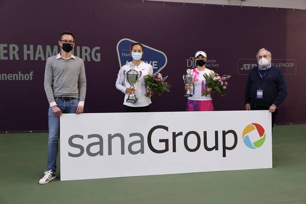 Im Bild: Turnierdirektor Mirco Westpfahl, Qinwen ZHENG (CHN) (Q) (Siegerin 2021), Linda FRUHVIRTOVA (CZE) (JE) (2. Platz) und Jens P. Kröger (Hamburger Tennis-Verband) Tennis Future Hamburg - ITF-W25 Hamburg, Hamburg, Tennis-Verband Hamburg, 17.01.2021,