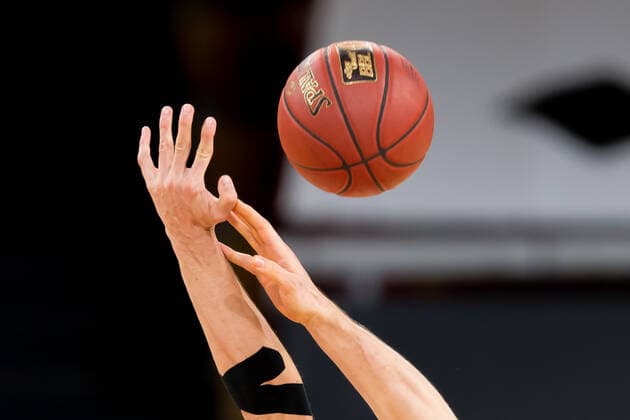 GER, BBL, FC Bayern Muenchen vs. Hamburg Towers 17.01.2021, Audi Dome, Muenchen, GER, BBL, FC Bayern Muenchen vs. Hamburg Towers, im Bild feature tipoff mit haenden