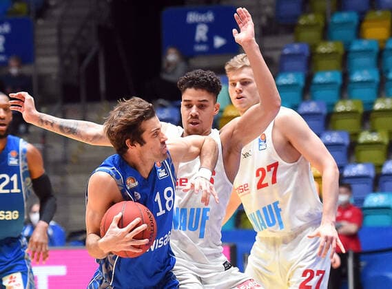 17.01.2021, xhbx, Basketball BBL Bundesliga, Frankfurt Skyliners - s.Oliver Würzburg emspor, v.l. Joe Rahon (Fraport Skyliners Frankfurt), Joshua Obiesie (s.Oliver Baskets Würzburg) Frankfurt am Main