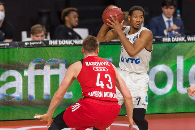 GER, BBL, FC Bayern Muenchen vs. Hamburg Towers 17.01.2021, Audi Dome, Muenchen, GER, BBL, FC Bayern Muenchen vs. Hamburg Towers, im Bild Leon Radosevic (FCB 43) im kampf mit Jorge Gutierrez (Hamburg Towers 7)