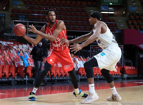 17.01.2021, BBL, FCB Basketball, vs Hamburg Towers, Audi Dome, Muenchen, im Bild: JaJuan Johnson (FCB Basketball) vs Terry Allen (Hamburg Towers)