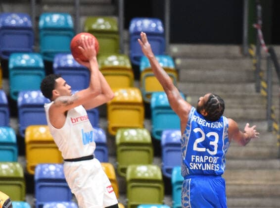 17.01.2021, xhbx, Basketball BBL Bundesliga, Frankfurt Skyliners - s.Oliver Würzburg emspor, v.l. Tyson Ward (s.Oliver Baskets Würzbu, Quantez Robertson (Fraport Skyliners Frankfurt) Frankfurt am Main