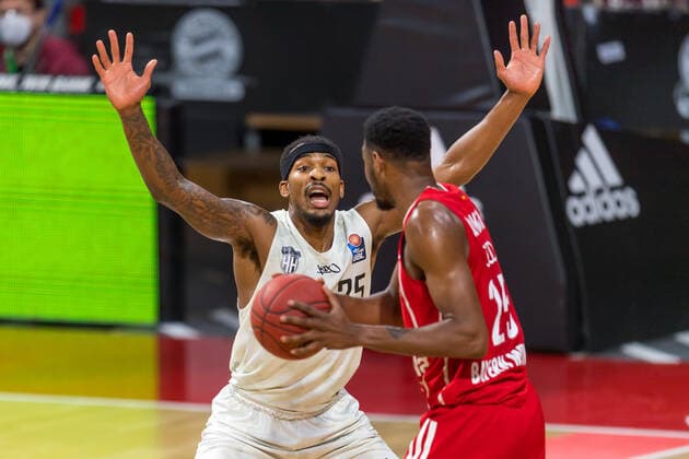 GER, BBL, FC Bayern Muenchen vs. Hamburg Towers 17.01.2021, Audi Dome, Muenchen, GER, BBL, FC Bayern Muenchen vs. Hamburg Towers, im Bild Terry Allen (Hamburg Towers 25) im kampf mit JaJuan Johnson (FCB 25)