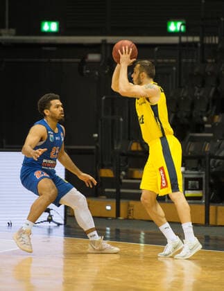 GER, Basketball, EWE Baskets Oldenburg vs SYNTAINICS MBC 17.01.2021, EWE Arena, Oldenburg, GER, easy Credit-BBL, EWE Baskets Oldenburg vs SYNTAINICS MBC, im Bild Quinton HOOKER ( SYNTAINICS MBC 21 ) Keith HORNSBY (EWE Baskets Oldenburg 4 )