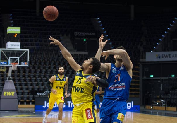 GER, Basketball, EWE Baskets Oldenburg vs SYNTAINICS MBC 17.01.2021, EWE Arena, Oldenburg, GER, easy Credit-BBL, EWE Baskets Oldenburg vs SYNTAINICS MBC, im Bild schneller am Ball Phil PRESSEY (EWE Baskets Oldenburg 25 ) Aleksander MARELJA ( SYNTAINICS MBC 17 )