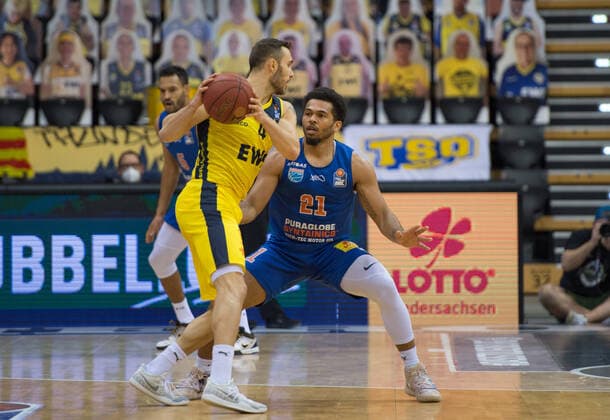 GER, Basketball, EWE Baskets Oldenburg vs SYNTAINICS MBC 17.01.2021, EWE Arena, Oldenburg, GER, easy Credit-BBL, EWE Baskets Oldenburg vs SYNTAINICS MBC, im Bild Keith HORNSBY (EWE Baskets Oldenburg 4 ) Quinton HOOKER ( SYNTAINICS MBC 21 )