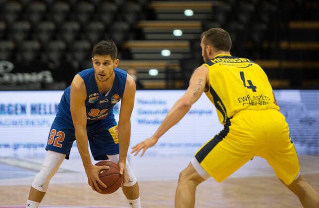 GER, Basketball, EWE Baskets Oldenburg vs SYNTAINICS MBC 17.01.2021, EWE Arena, Oldenburg, GER, easy Credit-BBL, EWE Baskets Oldenburg vs SYNTAINICS MBC, im Bild Roko ROGIC ( SYNTAINICS MBC 32 ) Keith HORNSBY (EWE Baskets Oldenburg 4 )