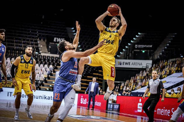 Basketball Oldenburg 17.01.2021 Saison 2020 2021 easyCredit BBL: 13. Spieltag: EWE Baskets - Mitteldeutscher BC Basketball Oldenburg 17.01.2021 Saison 2020 2021 easyCredit BBL: 13. Spieltag: EWE Baskets - Mitteldeutscher BC Quintin Hooker, No.21, MBC 4, Keith Hornsby, EWE Baskets Oldenburg nur redaktionelle Verwendung - kommerzielle Verwendung Nutzung nur nach Absprache mit dem Fotografen Oldenburg Deutschland