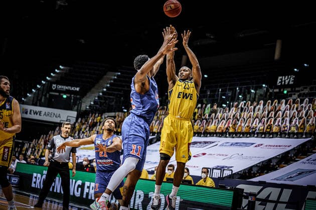 Basketball Oldenburg 17.01.2021 Saison 2020 2021 easyCredit BBL: 13. Spieltag: EWE Baskets - Mitteldeutscher BC Basketball Oldenburg 17.01.2021 Saison 2020 2021 easyCredit BBL: 13. Spieltag: EWE Baskets - Mitteldeutscher BC Kyndahl Hill, No. 11, MBC 23, Rickey Paulding, EWE Baskets Oldenburg nur redaktionelle Verwendung - kommerzielle Verwendung Nutzung nur nach Absprache mit dem Fotografen Oldenburg Deutschland
