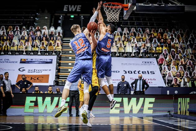 Basketball Oldenburg 17.01.2021 Saison 2020 2021 easyCredit BBL: 13. Spieltag: EWE Baskets - Mitteldeutscher BC Basketball Oldenburg 17.01.2021 Saison 2020 2021 easyCredit BBL: 13. Spieltag: EWE Baskets - Mitteldeutscher BC Philipp Hartwich, No. 12, MBC 24, Rasid Mahalbasic, EWE Baskets Oldenburg David Brembley, No. 05, MBC nur redaktionelle Verwendung - kommerzielle Verwendung Nutzung nur nach Absprache mit dem Fotografen Oldenburg Deutschland