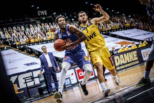 Basketball Oldenburg 17.01.2021 Saison 2020 2021 easyCredit BBL: 13. Spieltag: EWE Baskets - Mitteldeutscher BC Basketball Oldenburg 17.01.2021 Saison 2020 2021 easyCredit BBL: 13. Spieltag: EWE Baskets - Mitteldeutscher BC Shavon Coleman, No.15, MBC 7, Sebastian Herrera, EWE Baskets Oldenburg nur redaktionelle Verwendung - kommerzielle Verwendung Nutzung nur nach Absprache mit dem Fotografen Oldenburg Deutschland
