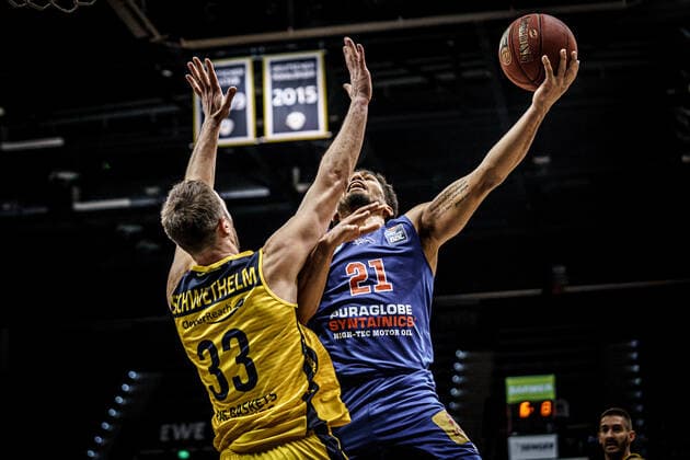 Basketball Oldenburg 17.01.2021 Saison 2020 2021 easyCredit BBL: 13. Spieltag: EWE Baskets - Mitteldeutscher BC Basketball Oldenburg 17.01.2021 Saison 2020 2021 easyCredit BBL: 13. Spieltag: EWE Baskets - Mitteldeutscher BC 33, Philipp Schwethelm, EWE Baskets Oldenburg Quinton Hooker, No.21, MBC nur redaktionelle Verwendung - kommerzielle Verwendung Nutzung nur nach Absprache mit dem Fotografen Oldenburg Deutschland