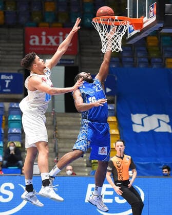 17.01.2021, xhbx, Basketball BBL Bundesliga, Frankfurt Skyliners - s.Oliver Würzburg emspor, v.l. Joshua Obiesie (s.Oliver Baskets Würzburg), Quantez Robertson (Fraport Skyliners Frankfurt) Frankfurt am Main
