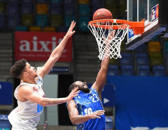 17.01.2021, xhbx, Basketball BBL Bundesliga, Frankfurt Skyliners - s.Oliver Würzburg emspor, v.l. Joshua Obiesie (s.Oliver Baskets Würzburg), Quantez Robertson (Fraport Skyliners Frankfurt) Frankfurt am Main
