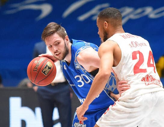17.01.2021, xhbx, Basketball BBL Bundesliga, Frankfurt Skyliners - s.Oliver Würzburg emspor, v.l. Jon Axel Gudmundsson (Fraport Skyliners Frankfurt), Cameron Hunt (s.Oliver Baskets Würzburg) Frankfurt am Main