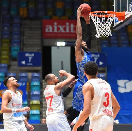 17.01.2021, xhbx, Basketball BBL Bundesliga, Frankfurt Skyliners - s.Oliver Würzburg emspor, v.l. Alex King (s.Oliver Baskets Würzburg), Kamari Murphy (Fraport Skyliners Frankfurt), Tyson Ward (s.Oliver Baskets Würzbu Frankfurt am Main