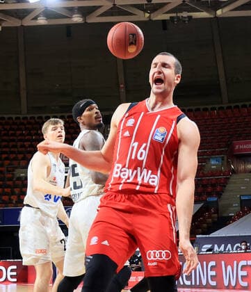 17.01.2021, BBL, FCB Basketball, vs Hamburg Towers, Audi Dome, Muenchen, im Bild: Paul Zipser (FCB Basketball) jubelt uns ist an Terry Allen (Hamburg Towers) vorbei