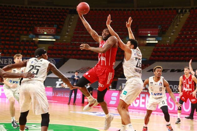 8 Jalen Reynolds (FCBB) gegen 26 Marvin Ogunsipe (Hamburg) Basketball, 1. Bundesliga, BBL, FC Bayern München vs. Hamburg Towers, Audi Dome, 17.01.2021 FOTO: Mladen Lackovic LakoPress
