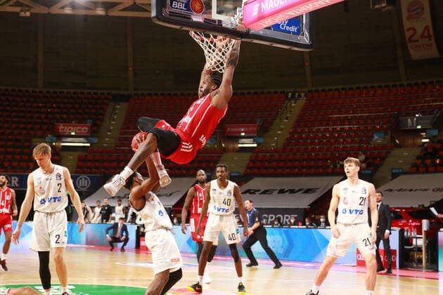 8 Jalen Reynolds (FCBB) trifft per Dunk gegen Shorts (Hamburg) Basketball, 1. Bundesliga, BBL, FC Bayern München vs. Hamburg Towers, Audi Dome, 17.01.2021 FOTO: Mladen Lackovic LakoPress