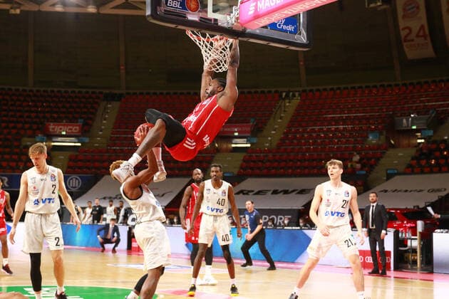 8 Jalen Reynolds (FCBB) trifft per Dunk gegen Shorts (Hamburg) Basketball, 1. Bundesliga, BBL, FC Bayern München vs. Hamburg Towers, Audi Dome, 17.01.2021 FOTO: Mladen Lackovic LakoPress