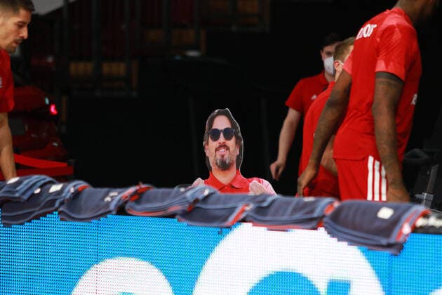Trainer Andrea Trinchieri (FCBB) ist nur als Pappfiguer anwesend. Basketball, 1. Bundesliga, BBL, FC Bayern München vs. Hamburg Towers, Audi Dome, 17.01.2021 FOTO: Mladen Lackovic LakoPress