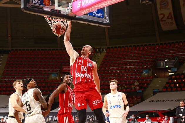 16 Paul Zipser25 und JaJuan Johnson (FCBB) gegen 25 Allen (Hamburg) Basketball, 1. Bundesliga, BBL, FC Bayern München vs. Hamburg Towers, Audi Dome, 17.01.2021 FOTO: Mladen Lackovic LakoPress