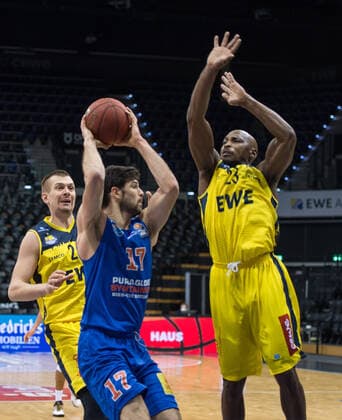 GER, Basketball, EWE Baskets Oldenburg vs SYNTAINICS MBC 17.01.2021, EWE Arena, Oldenburg, GER, easy Credit-BBL, EWE Baskets Oldenburg vs SYNTAINICS MBC, im Bild Aleksander MARELJA ( SYNTAINICS MBC 17 ) Rickey PAULDING (EWE Baskets Oldenburg 23 ) Rasid MAHALBASIC (EWE Baskets Oldenburg 24 )