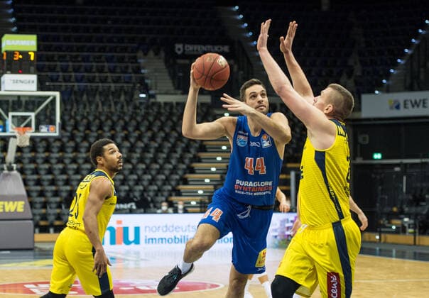 GER, Basketball, EWE Baskets Oldenburg vs SYNTAINICS MBC 17.01.2021, EWE Arena, Oldenburg, GER, easy Credit-BBL, EWE Baskets Oldenburg vs SYNTAINICS MBC, im Bild Benedikt TURUDIC ( SYNTAINICS MBC 44 ) Rasid MAHALBASIC (EWE Baskets Oldenburg 24 )
