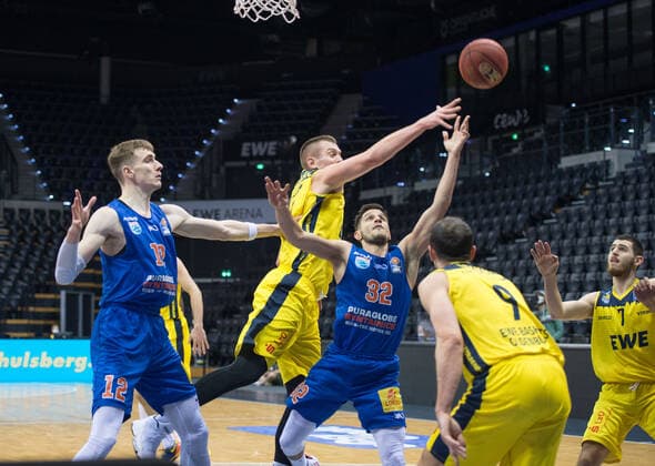 GER, Basketball, EWE Baskets Oldenburg vs SYNTAINICS MBC 17.01.2021, EWE Arena, Oldenburg, GER, easy Credit-BBL, EWE Baskets Oldenburg vs SYNTAINICS MBC, im Bild Roko ROGIC ( SYNTAINICS MBC 32 ) Rasid MAHALBASIC (EWE Baskets Oldenburg 24 ) Philipp HARTWICH ( SYNTAINICS MBC 12 ) Karsten TADDA (EWE Baskets Oldenburg 9 ) Sebastian HERRERA (EWE Baskets Oldenburg 7 )
