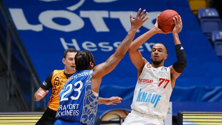 Deutschland, Frankfurt am Main, Fraport Arena, 17.01.2021, emspor, emonline, despor, deonline, FRAPORT SKYLINERS - s.Oliver Wuerzburg, Basketball, BBL Bild: v. li. v. li. Quantez Robertson (Fraport Skyliners) und Alex King (s.Oliver Wuerzburg), Copyright: HMBxMedia xHeikoxBecker