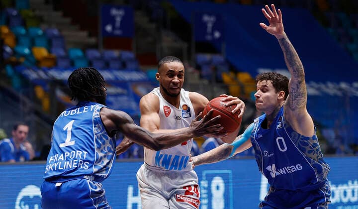 Deutschland, Frankfurt am Main, Fraport Arena, 17.01.2021, emspor, emonline, despor, deonline, FRAPORT SKYLINERS - s.Oliver Wuerzburg, Basketball, BBL Bild: v. li. v. li. Matt Mobley (Fraport Skyliners), Cameron Hunt (s.Oliver Wuerzburg) und Konstantin Konga (Fraport Skyliners), Copyright: HMBxMedia xHeikoxBecker