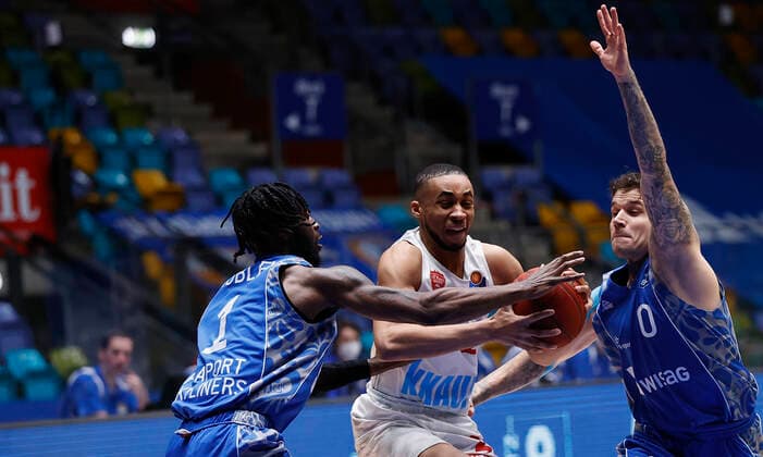Deutschland, Frankfurt am Main, Fraport Arena, 17.01.2021, emspor, emonline, despor, deonline, FRAPORT SKYLINERS - s.Oliver Wuerzburg, Basketball, BBL Bild: v. li. v. li. Matt Mobley (Fraport Skyliners), Cameron Hunt (s.Oliver Wuerzburg) und Konstantin Konga (Fraport Skyliners), Copyright: HMBxMedia xHeikoxBecker