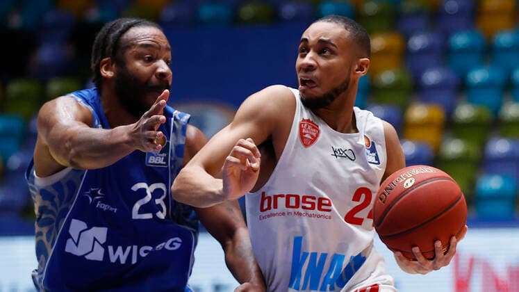 Deutschland, Frankfurt am Main, Fraport Arena, 17.01.2021, emspor, emonline, despor, deonline, FRAPORT SKYLINERS - s.Oliver Wuerzburg, Basketball, BBL Bild: v. li. v. li. Quantez Robertson (Fraport Skyliners) und Cameron Hunt (s.Oliver Wuerzburg), Copyright: HMBxMedia xHeikoxBecker