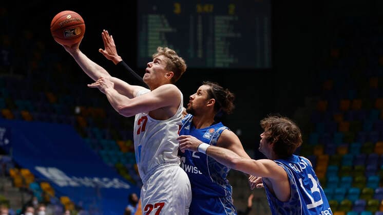 Deutschland, Frankfurt am Main, Fraport Arena, 17.01.2021, emspor, emonline, despor, deonline, FRAPORT SKYLINERS - s.Oliver Wuerzburg, Basketball, BBL Bild: v. li. v. li. Jonas Weitzel (s.Oliver Wuerzburg), Michael Kessens (Fraport Skyliners) und Joe Rahon (Fraport Skyliners), Copyright: HMBxMedia xHeikoxBecker