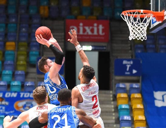 17.01.2021, xhbx, Basketball BBL Bundesliga, Frankfurt Skyliners - s.Oliver Würzburg emspor, v.l. Jon Axel Gudmundsson (Fraport Skyliners Frankfurt), Brekkott Chapman (s.Oliver Baskets Würzburg) Frankfurt am Main