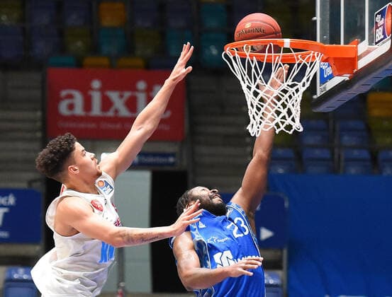 17.01.2021, xhbx, Basketball BBL Bundesliga, Frankfurt Skyliners - s.Oliver Würzburg emspor, v.l. Joshua Obiesie (s.Oliver Baskets Würzburg), Quantez Robertson (Fraport Skyliners Frankfurt) Frankfurt am Main