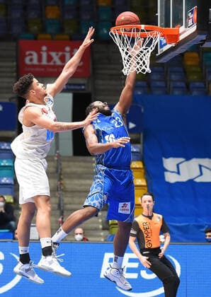 17.01.2021, xhbx, Basketball BBL Bundesliga, Frankfurt Skyliners - s.Oliver Würzburg emspor, v.l. Joshua Obiesie (s.Oliver Baskets Würzburg), Quantez Robertson (Fraport Skyliners Frankfurt) Frankfurt am Main