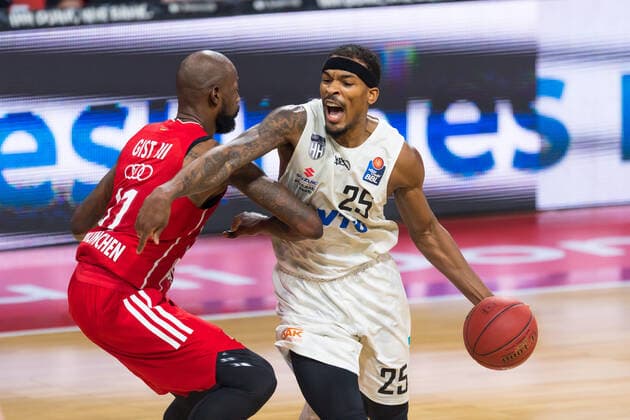 GER, BBL, FC Bayern Muenchen vs. Hamburg Towers 17.01.2021, Audi Dome, Muenchen, GER, BBL, FC Bayern Muenchen vs. Hamburg Towers, im Bild James Gist (FCB 21) im kampf mit Terry Allen (Hamburg Towers 25)