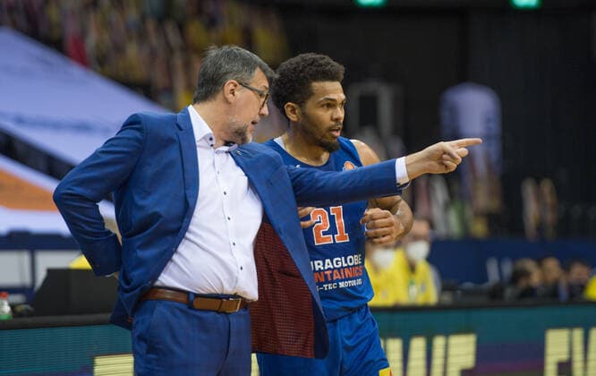 GER, Basketball, EWE Baskets Oldenburg vs SYNTAINICS MBC 17.01.2021, EWE Arena, Oldenburg, GER, easy Credit-BBL, EWE Baskets Oldenburg vs SYNTAINICS MBC, im Bild kurze Anweisung Silvano POROPAT ( SYNTAINICS MBC Headcoach Trainer ) Quinton HOOKER ( SYNTAINICS MBC 21 )