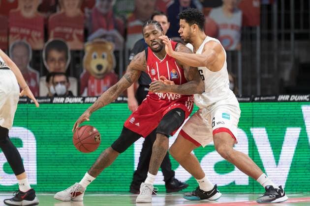 Basketball, BBL, 20210117, FC Bayern München - Hamburg Towers Im Bild Jalen REYNOLDS (FC Bayern München, 8) und Marvin OGUNSIPE (Hamburg Towers, 26). München Audi Dome Bayern Deutschland Copyright: Passion2Press MarkusxFischerx