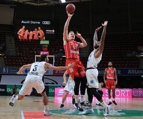 17.01.2021, BBL, FCB Basketball, vs Hamburg Towers, Audi Dome, Muenchen, im Bild: Maximilian DiLeo (Hamburg Towers), Leon Radosevic (FCB Basketball), Mac Cuthbertson (Hamburg Towers)
