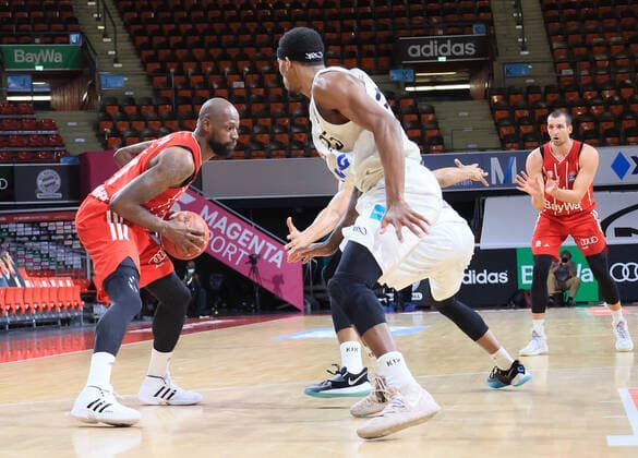 17.01.2021, BBL, FCB Basketball, vs Hamburg Towers, Audi Dome, Muenchen, im Bild: James Gist (FCB Basketball) vs Terry Allen (Hamburg Towers)