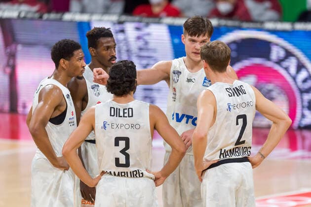 GER, BBL, FC Bayern Muenchen vs. Hamburg Towers 17.01.2021, Audi Dome, Muenchen, GER, BBL, FC Bayern Muenchen vs. Hamburg Towers, im Bild besprechung mit Osaro Juergen Rich (Hamburg Towers 3) jordan Swing (Hamburg Towers 2) Rene Kindzeka (Hamburg Towers 11) Zac Cuthbertson (Hamburg Towers 40) Jorge Gutierrez (Hamburg Towers 7)