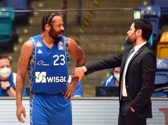 17.01.2021, xhbx, Basketball BBL Bundesliga, Frankfurt Skyliners - s.Oliver Würzburg emspor, v.l. Quantez Robertson (Fraport Skyliners Frankfurt), Trainer Sebastian Gleim (Head Coach, Fraport Skyliners Frankfurt) Frankfurt am Main