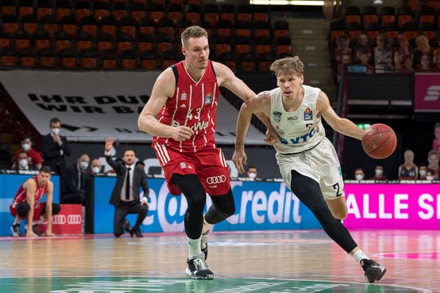 Basketball, BBL, 20210117, FC Bayern München - Hamburg Towers Im Bild Leon RADOSEVIC (FC Bayern München, 43) und Jordan SWING (Hamburg Towers, 2). München Audi Dome Bayern Deutschland Copyright: Passion2Press MarkusxFischerx