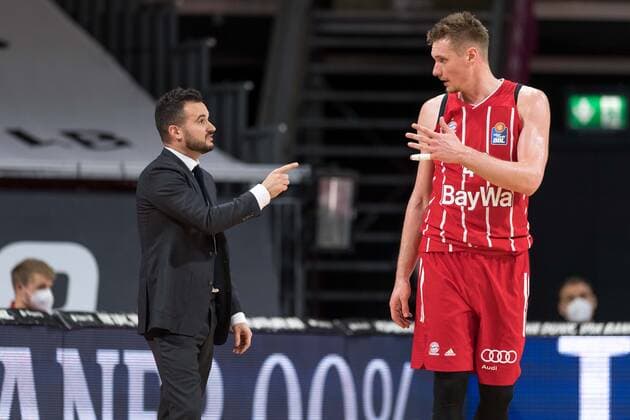 Basketball, BBL, 20210117, FC Bayern München - Hamburg Towers Im Bild Co-Trainer des FC Bayern München Adriano VERTEMATI und Leon RADOSEVIC (FC Bayern München, 43). München Audi Dome Bayern Deutschland Copyright: Passion2Press MarkusxFischerx