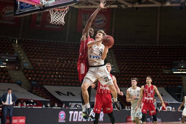 Basketball, BBL, 20210117, FC Bayern München - Hamburg Towers Im Bild JaJuan JOHNSON (FC Bayern München, 25) und Justus HOLLATZ (Hamburg Towers, 21). München Audi Dome Bayern Deutschland Copyright: Passion2Press MarkusxFischerx