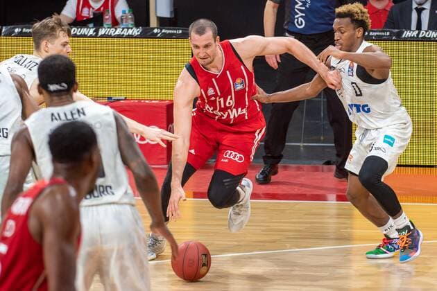Paul Zipser 16 (FC Bayern), Tj Shorts 0 (Hamburg Towers), FC Bayern Basketball vs. Hamburg Towers, BBL, 17.01.2021 Muenchen Bayern Deutschland