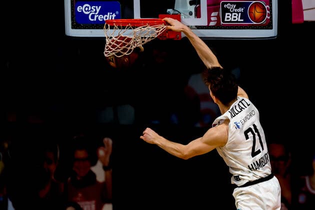GER, BBL, FC Bayern Muenchen vs. Hamburg Towers 17.01.2021, Audi Dome, Muenchen, GER, BBL, FC Bayern Muenchen vs. Hamburg Towers, im Bild Justus Hollatz (Hamburg Towers 21) macht den korb