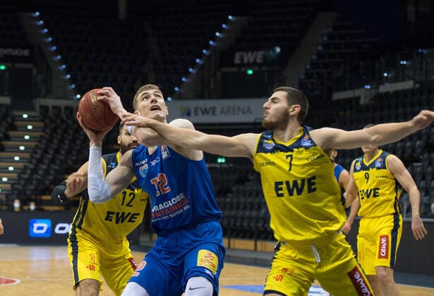 GER, Basketball, EWE Baskets Oldenburg vs SYNTAINICS MBC 17.01.2021, EWE Arena, Oldenburg, GER, easy Credit-BBL, EWE Baskets Oldenburg vs SYNTAINICS MBC, im Bild Philipp HARTWICH ( SYNTAINICS MBC 12 ) Sebastian HERRERA (EWE Baskets Oldenburg 7 )